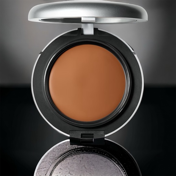 MAC NC44 Studio Tech Foundation - Picture 1 of 9